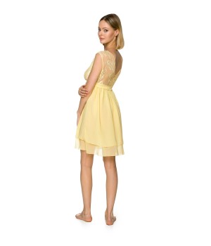 Vista del babydoll amarillo con detalle de encaje